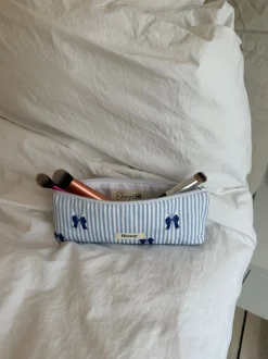 Design By Si Honey lille toilettaske - Hvid/lyseblå striber med blå sløjfer