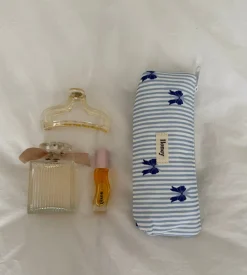 Design By Si Honey lille toilettaske - Hvid/lyseblå striber med blå sløjfer