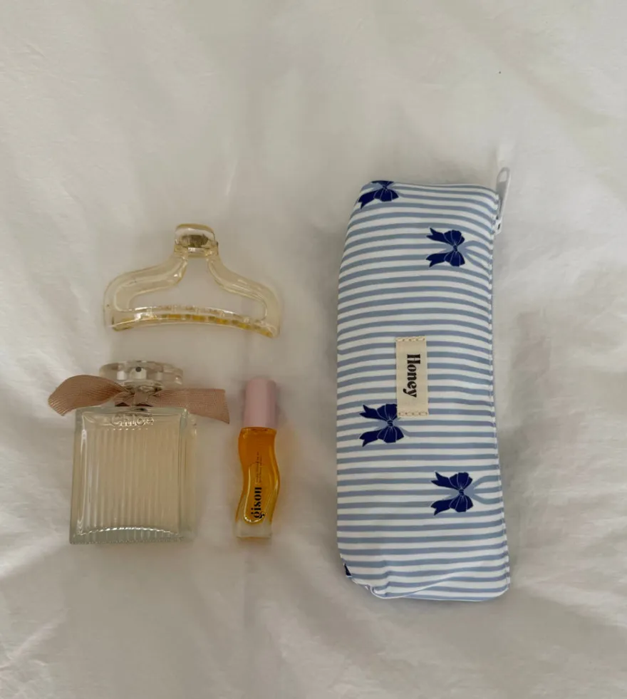 Design By Si Honey lille toilettaske - Hvid/lyseblå striber med blå sløjfer