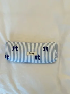 Design By Si Honey lille toilettaske - Hvid/lyseblå striber med blå sløjfer