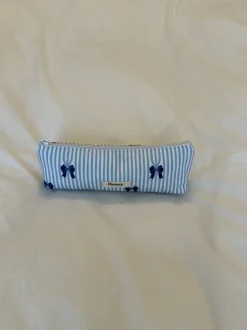 Design By Si Honey lille toilettaske - Hvid/lyseblå striber med blå sløjfer