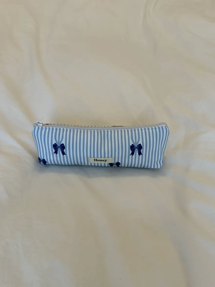 Design By Si Honey lille toilettaske - Hvid/lyseblå striber med blå sløjfer