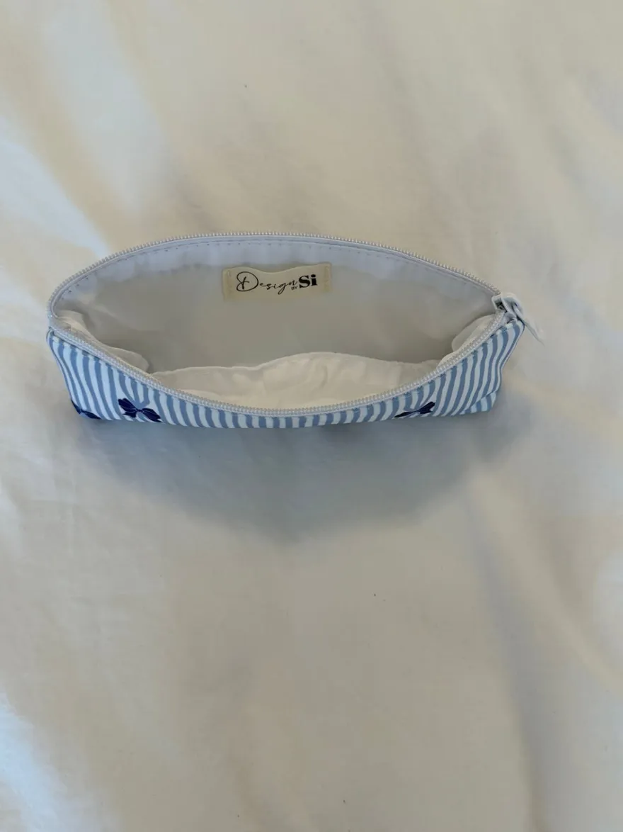 Design By Si Honey lille toilettaske - Hvid/lyseblå striber med blå sløjfer