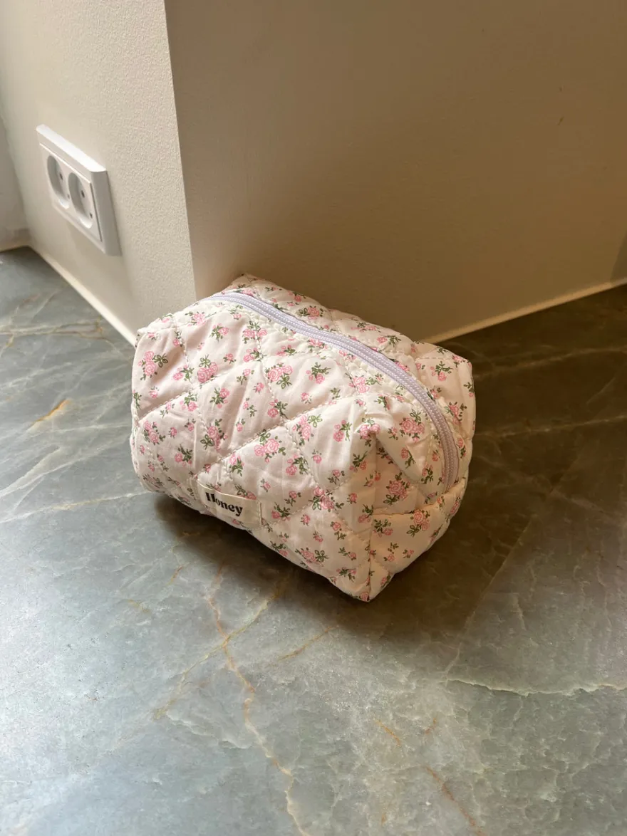 Design By Si Honey lille toilettaske - Hvid med lyserøde blomster Outlet
