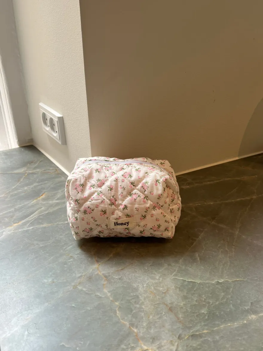 Design By Si Honey lille toilettaske - Hvid med lyserøde blomster Outlet