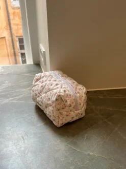 Design By Si Honey lille toilettaske - Hvid med lyserøde blomster Outlet