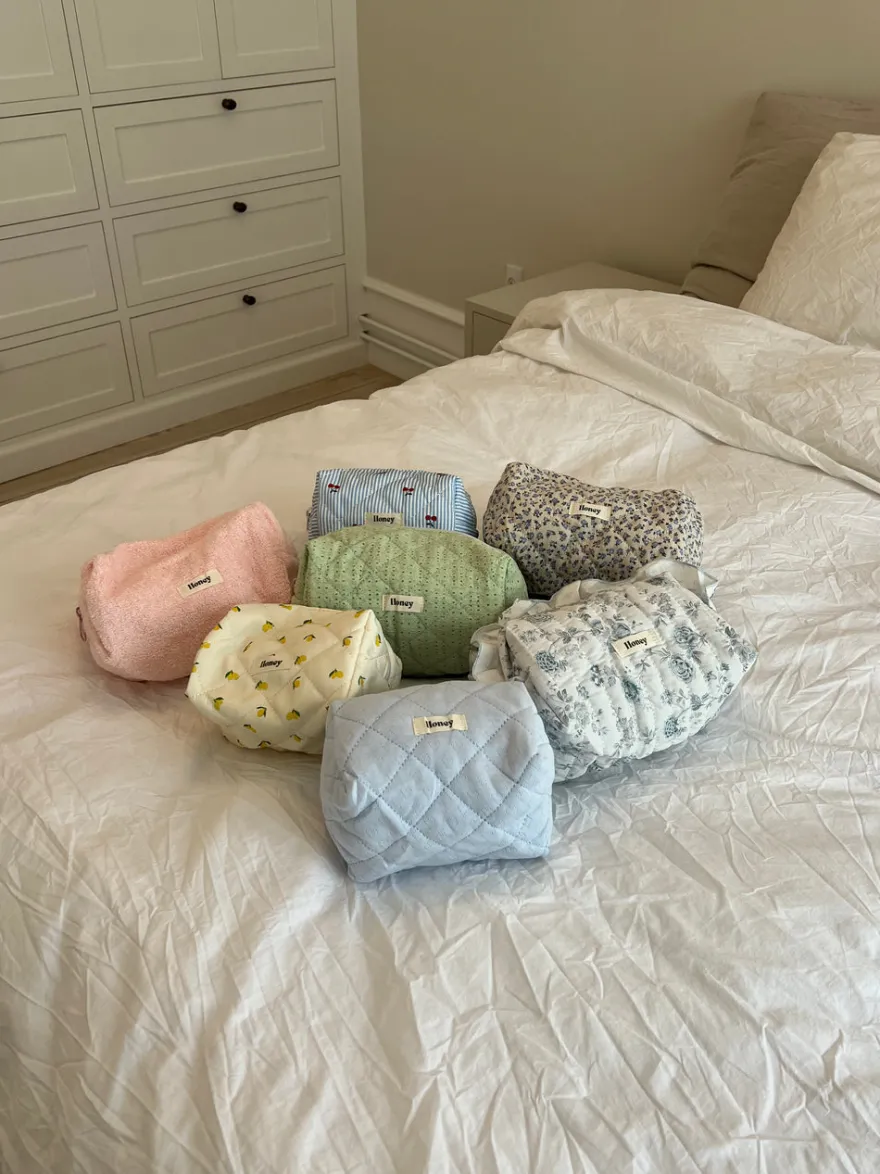 Design By Si Honey lille toilettaske - Hvid med blå blomster Sale