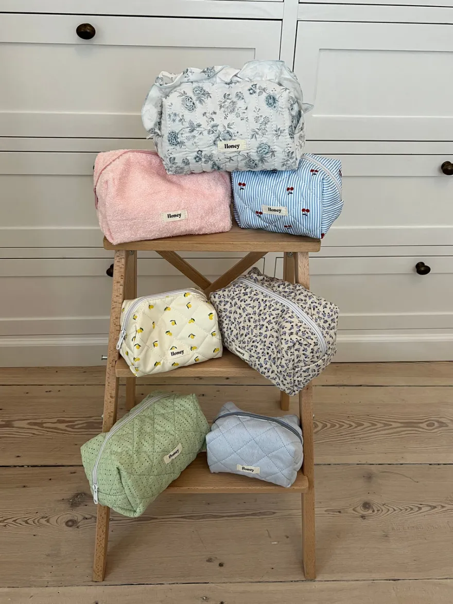 Design By Si Honey lille toilettaske - Hvid med blå blomster Sale