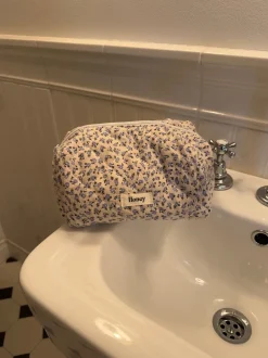 Design By Si Honey lille toilettaske - Hvid med blå blomster Sale