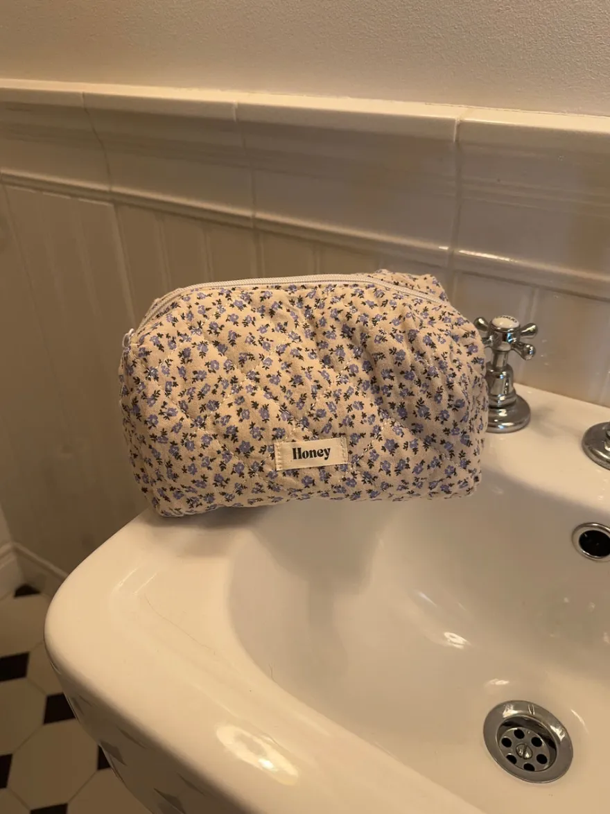 Design By Si Honey lille toilettaske - Hvid med blå blomster Sale