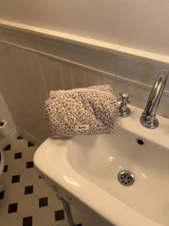 Design By Si Honey lille toilettaske - Hvid med blå blomster Sale