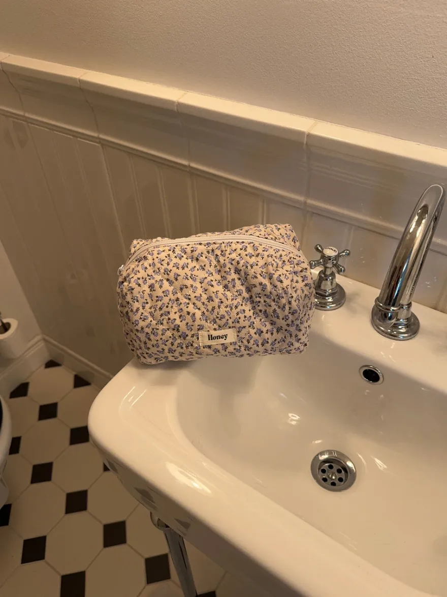 Design By Si Honey lille toilettaske - Hvid med blå blomster Sale