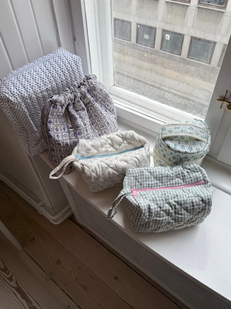 Design By Si Honey lille toilettaske - Hvid med forskellige blomster Best