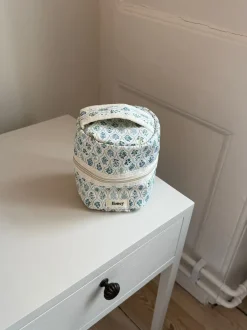Design By Si Honey lille toilettaske - Hvid med forskellige blomster Best