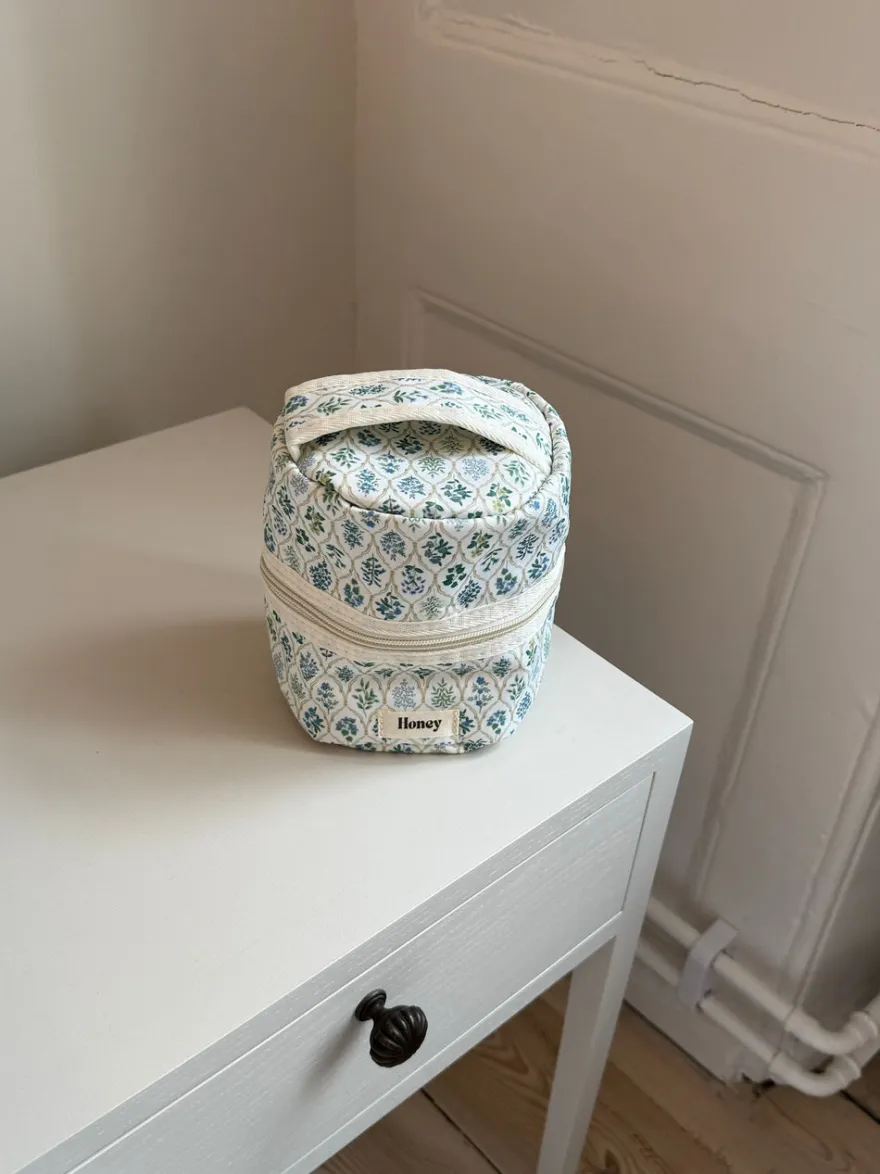 Design By Si Honey lille toilettaske - Hvid med forskellige blomster Best
