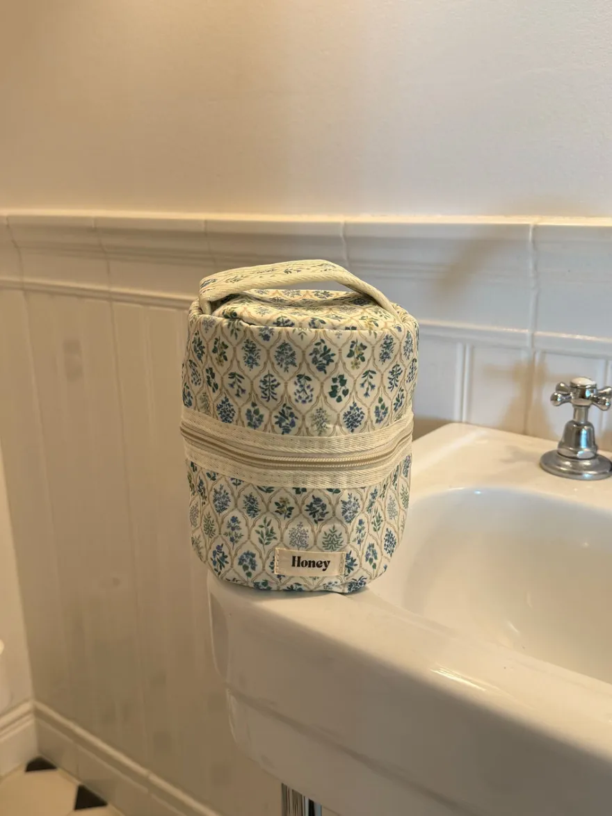Design By Si Honey lille toilettaske - Hvid med forskellige blomster Best