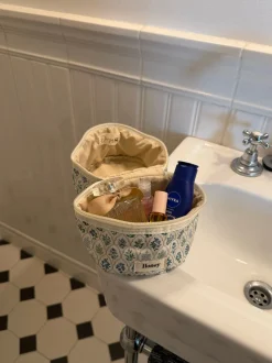 Design By Si Honey lille toilettaske - Hvid med forskellige blomster Best