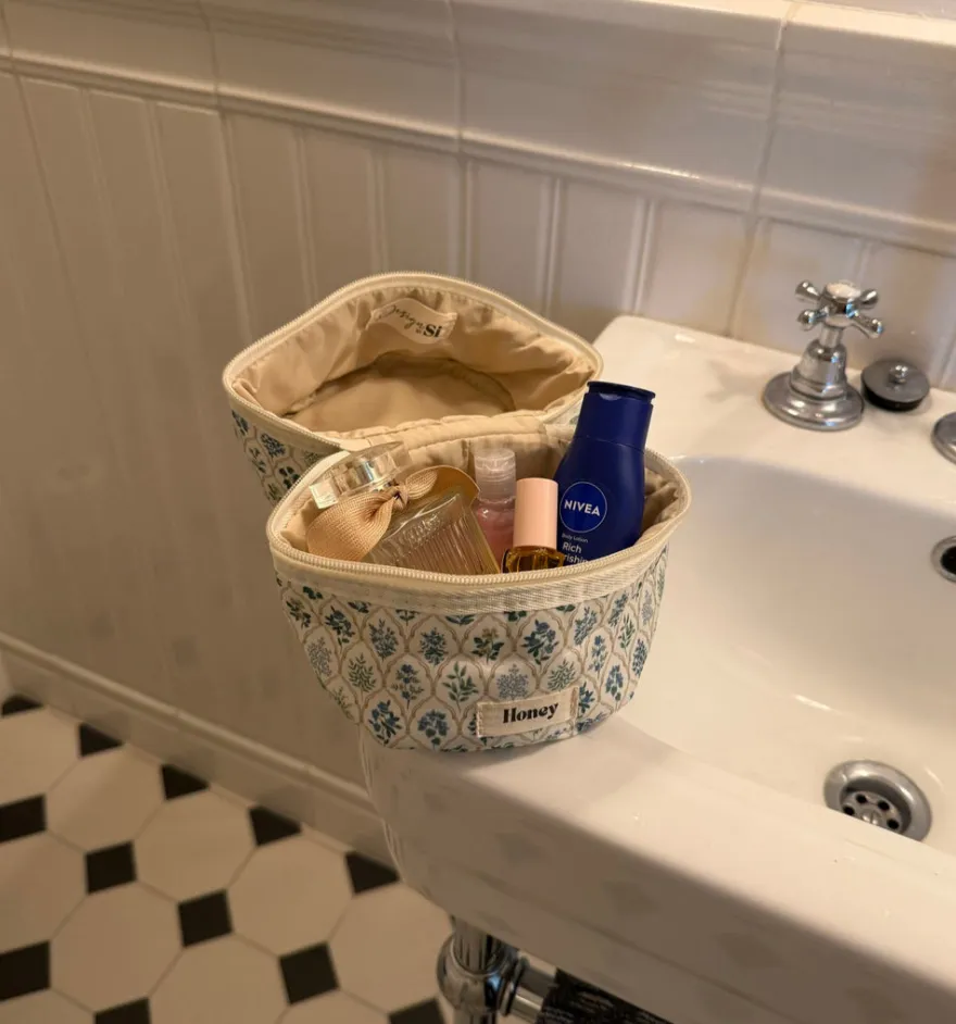 Design By Si Honey lille toilettaske - Hvid med forskellige blomster Best