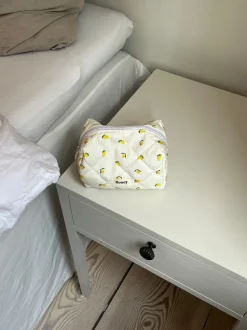 Design By Si Honey lille toilettaske - Lys gul med citroner New