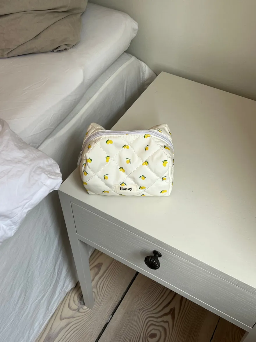 Design By Si Honey lille toilettaske - Lys gul med citroner New