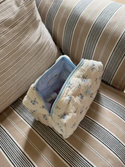 Design By Si Honey lille toilettaske med blomster - Hvid/lyseblå Outlet