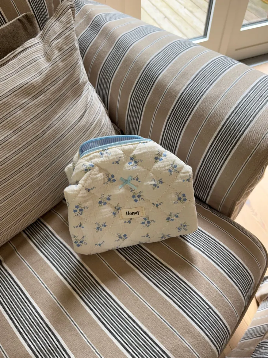 Design By Si Honey lille toilettaske med blomster - Hvid/lyseblå Outlet