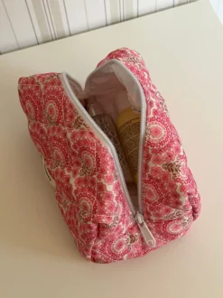 Design By Si Honey lille toilettaske med blomster - Pink Clearance