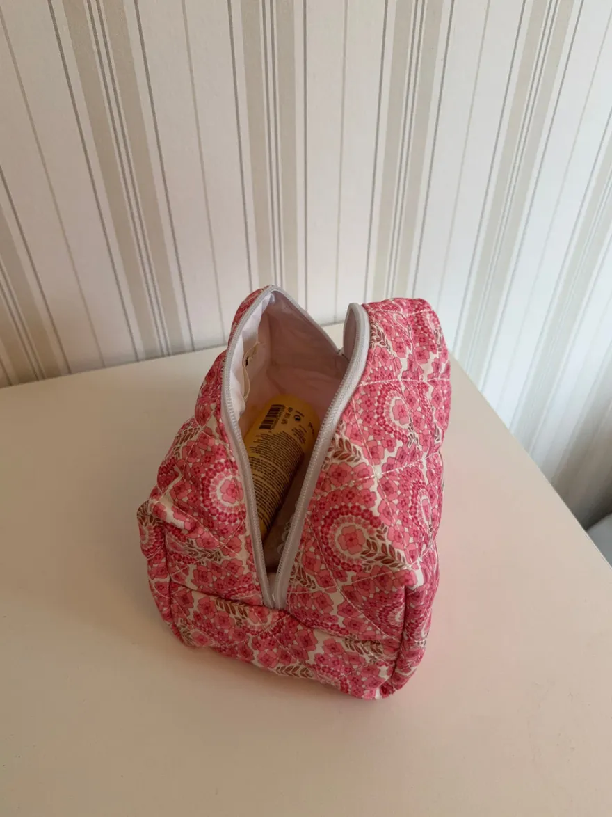 Design By Si Honey lille toilettaske med blomster - Pink Clearance