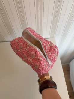 Design By Si Honey lille toilettaske med blomster - Pink Clearance