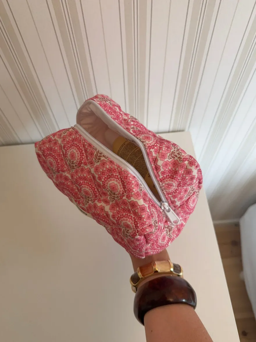 Design By Si Honey lille toilettaske med blomster - Pink Clearance