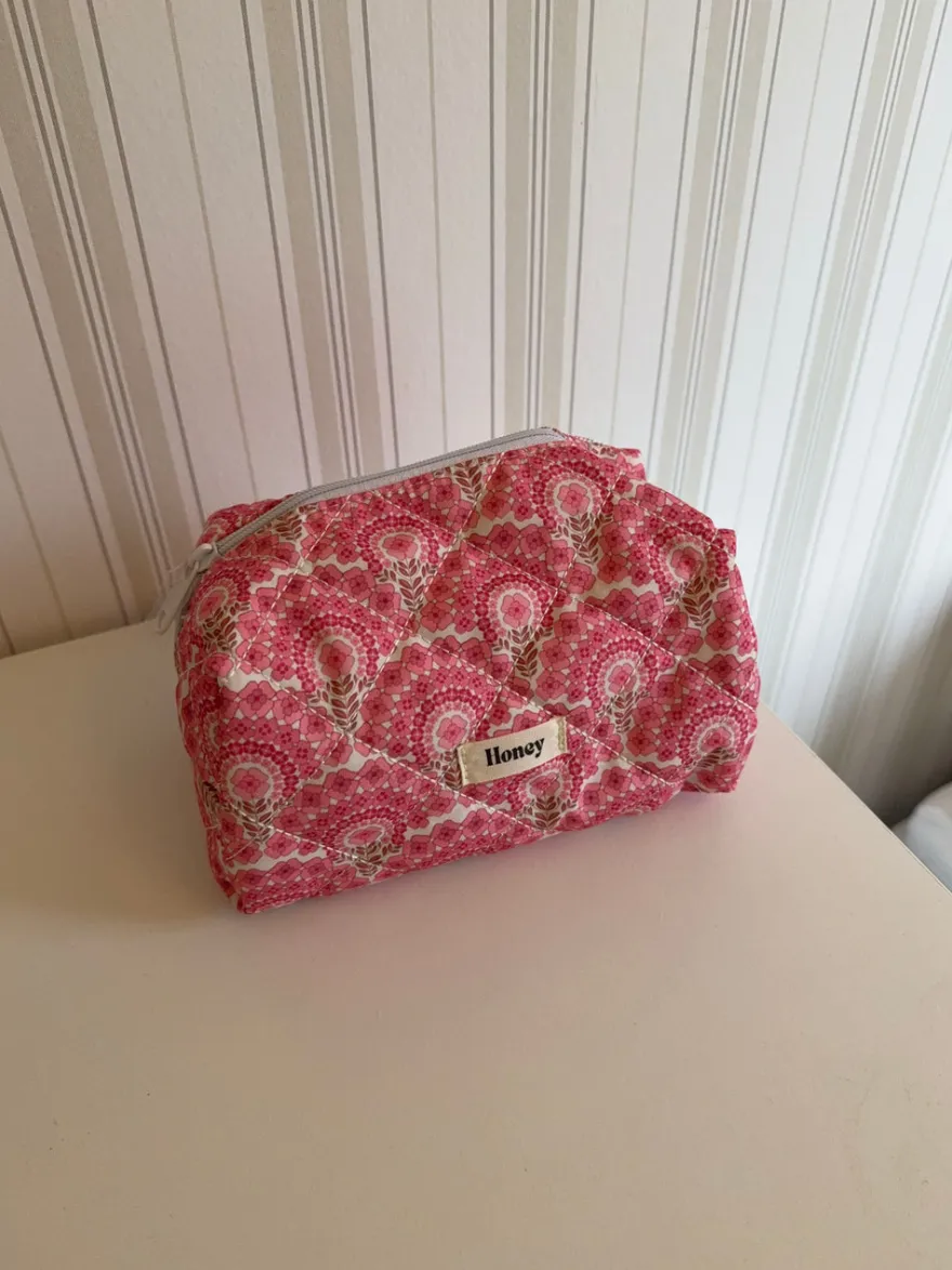 Design By Si Honey lille toilettaske med blomster - Pink Clearance
