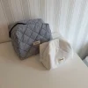 Design By Si Honey lille toilettaske med broderi - Hvid Clearance