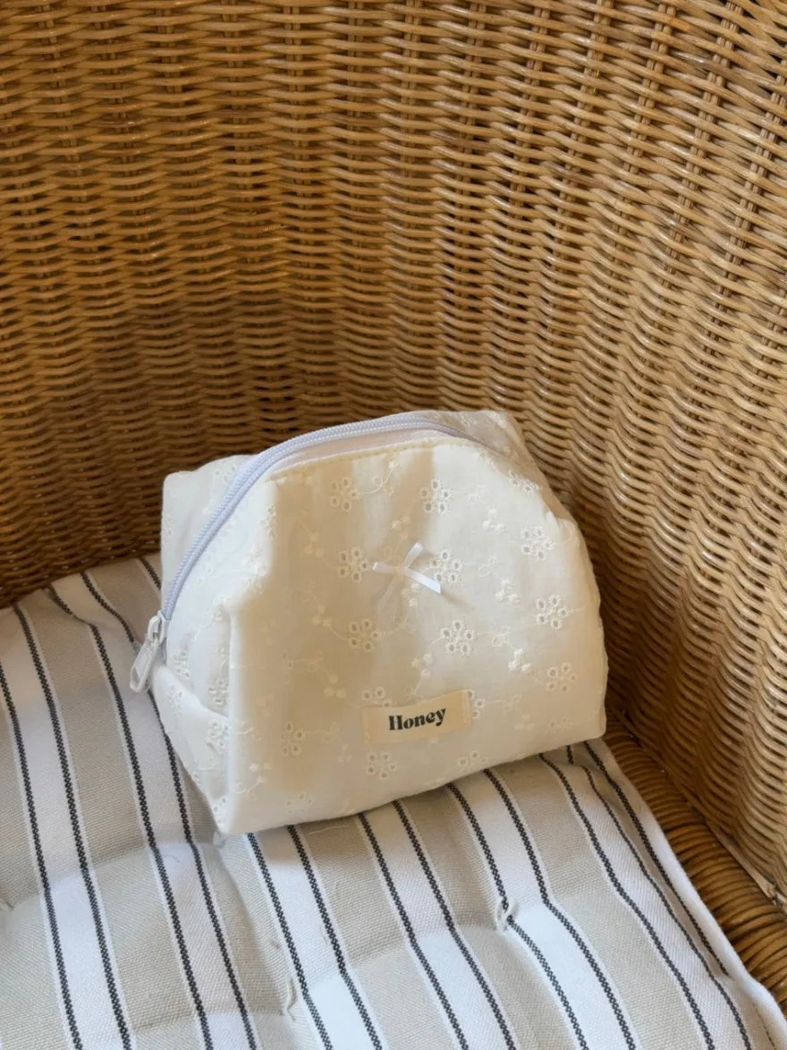 Design By Si Honey lille toilettaske med broderi - Hvid Clearance