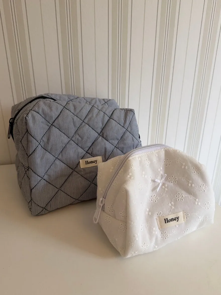 Design By Si Honey lille toilettaske med broderi - Hvid Clearance