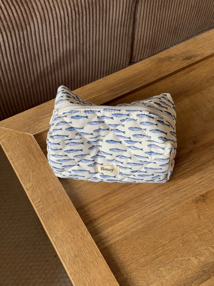 Design By Si Honey lille toilettaske med fiskemønster - Hvid/blå New
