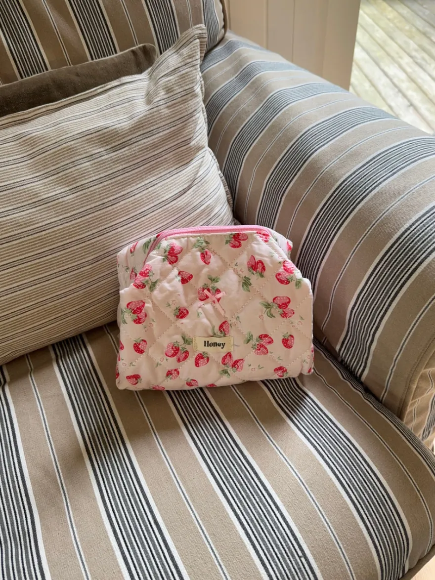 Design By Si Honey lille toilettaske med jordbær - Lyserød Outlet