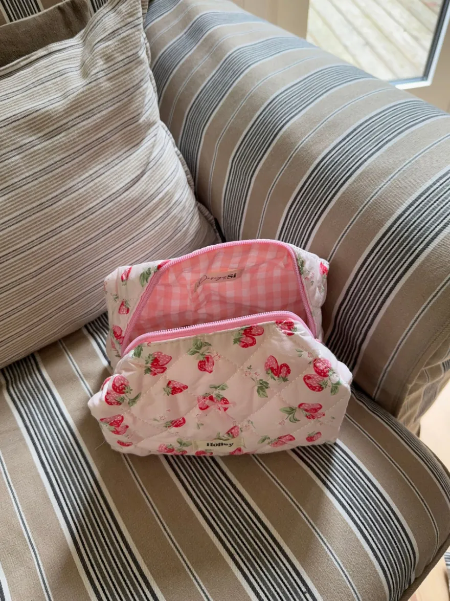 Design By Si Honey lille toilettaske med jordbær - Lyserød Outlet
