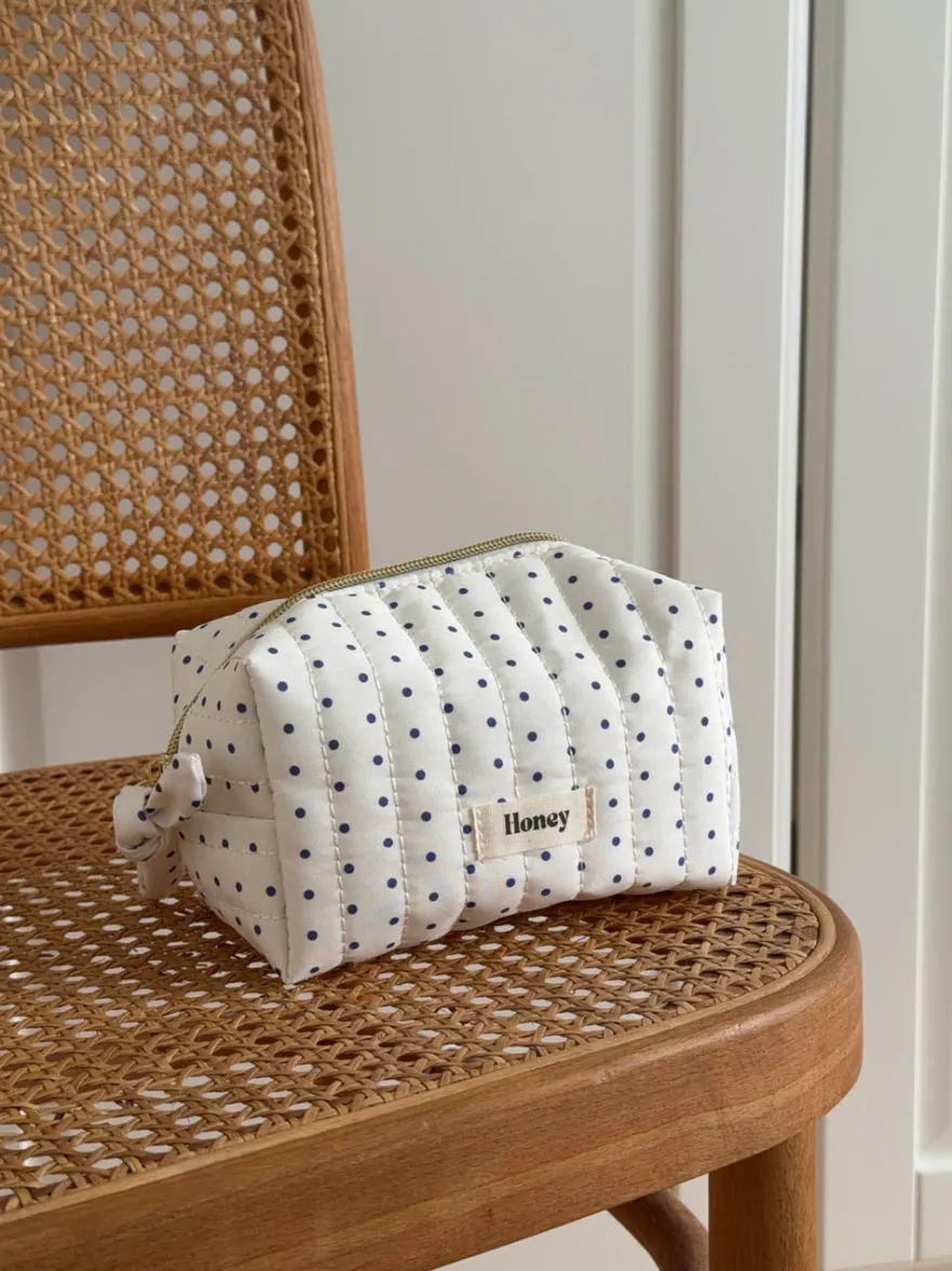 Design By Si Honey lille toilettaske med prikker - Hvid/navy Discount