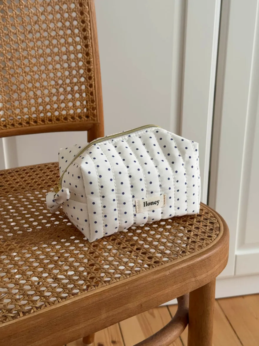 Design By Si Honey lille toilettaske med prikker - Hvid/navy Discount