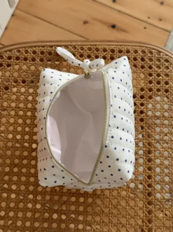 Design By Si Honey lille toilettaske med prikker - Hvid/navy Discount