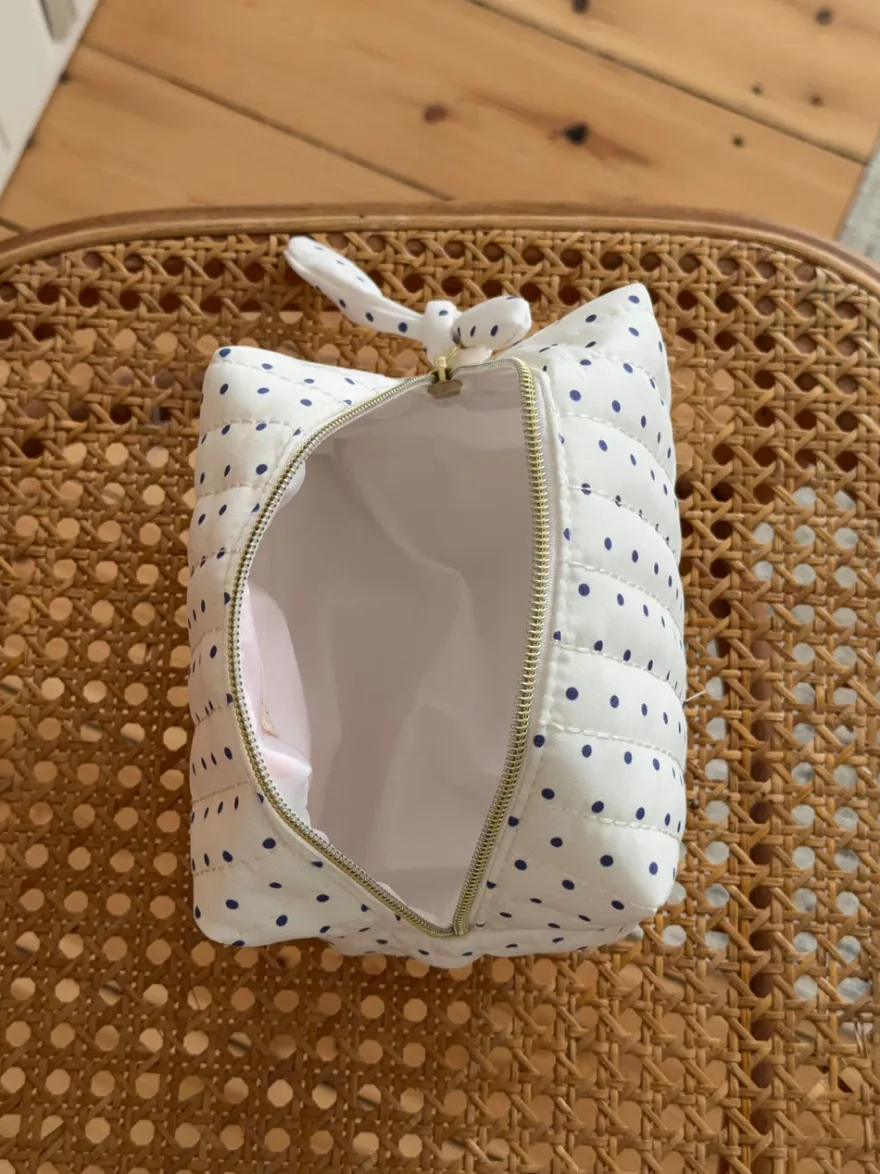 Design By Si Honey lille toilettaske med prikker - Hvid/navy Discount