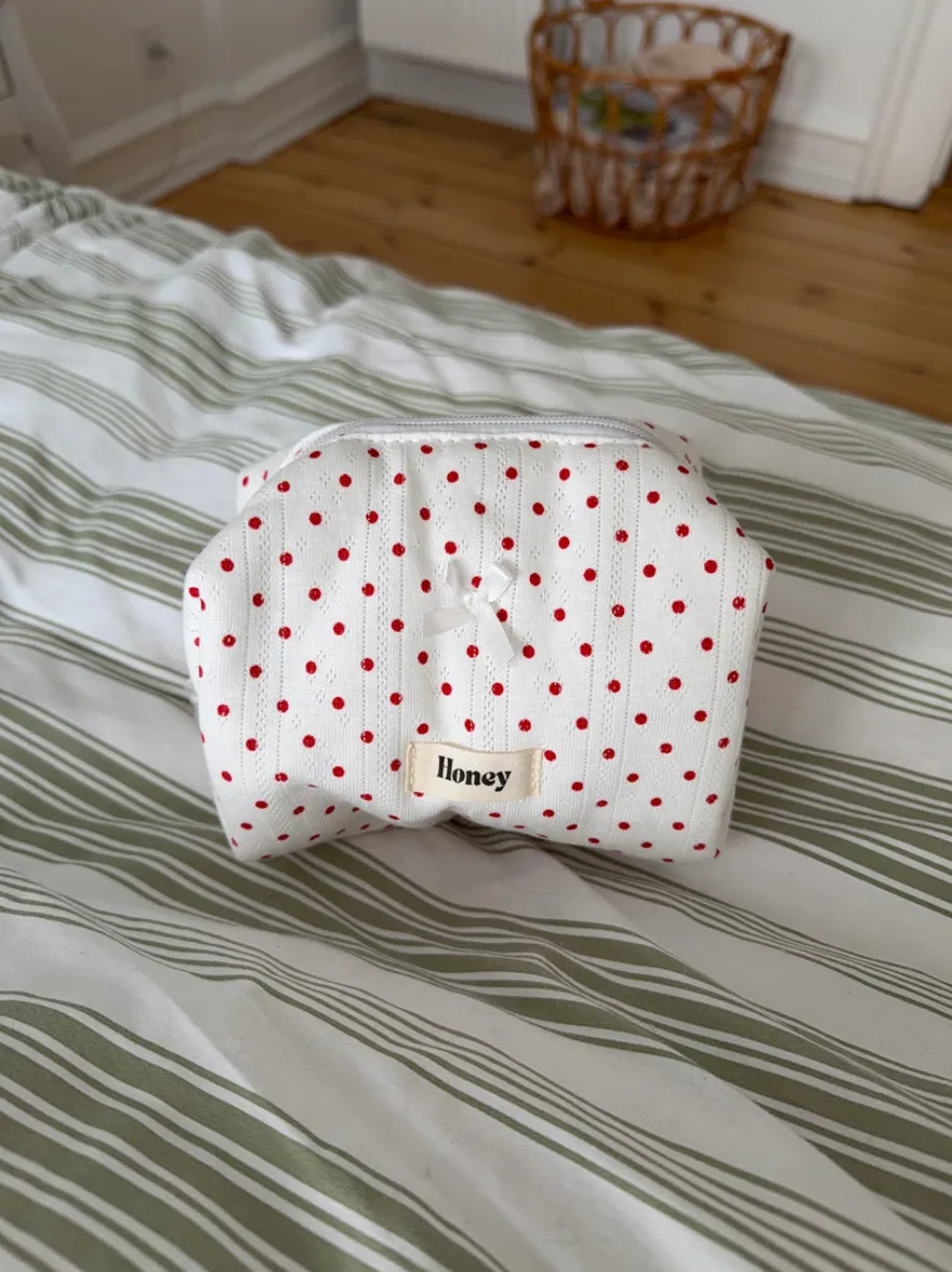 Design By Si Honey lille toilettaske med prikker - Hvid/rød Sale