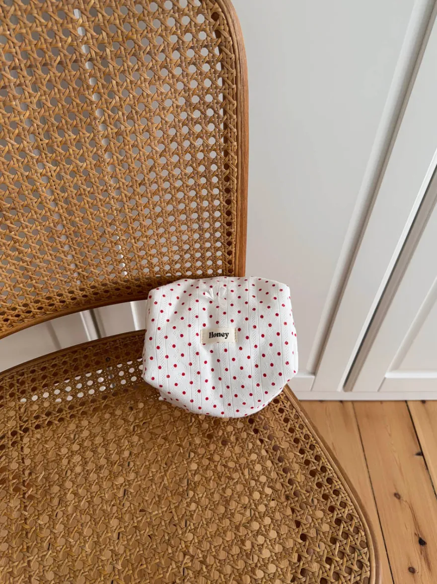 Design By Si Honey lille toilettaske med prikker - Hvid/rød Sale