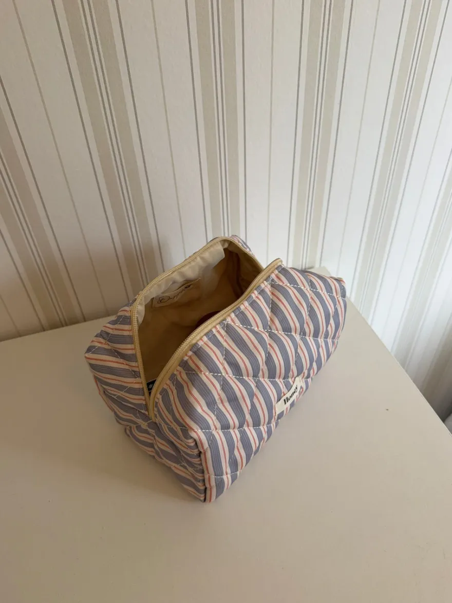 Design By Si Honey lille toilettaske med striber - Blå/hvid/rød Outlet