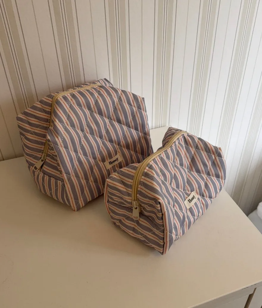 Design By Si Honey lille toilettaske med striber - Blå/hvid/rød Outlet