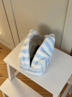 Design By Si Honey lille toilettaske med striber - Hvid/blå Hot