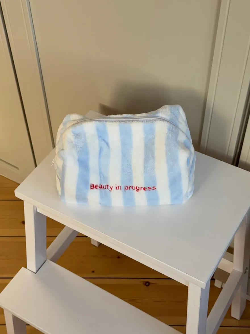 Design By Si Honey lille toilettaske med striber - Hvid/blå Hot