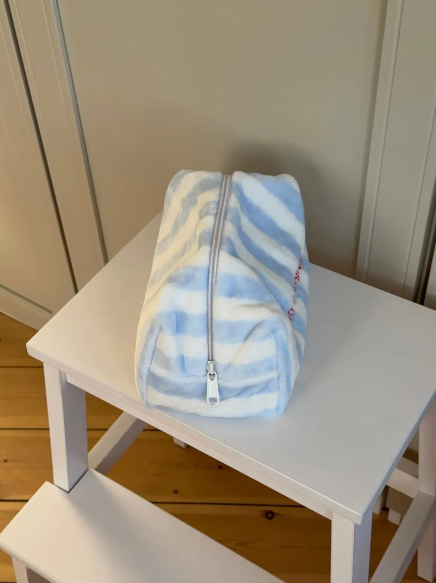 Design By Si Honey lille toilettaske med striber - Hvid/blå Hot