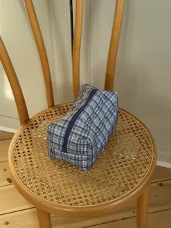 Design By Si Honey lille toilettaske med tern - Blå Sale