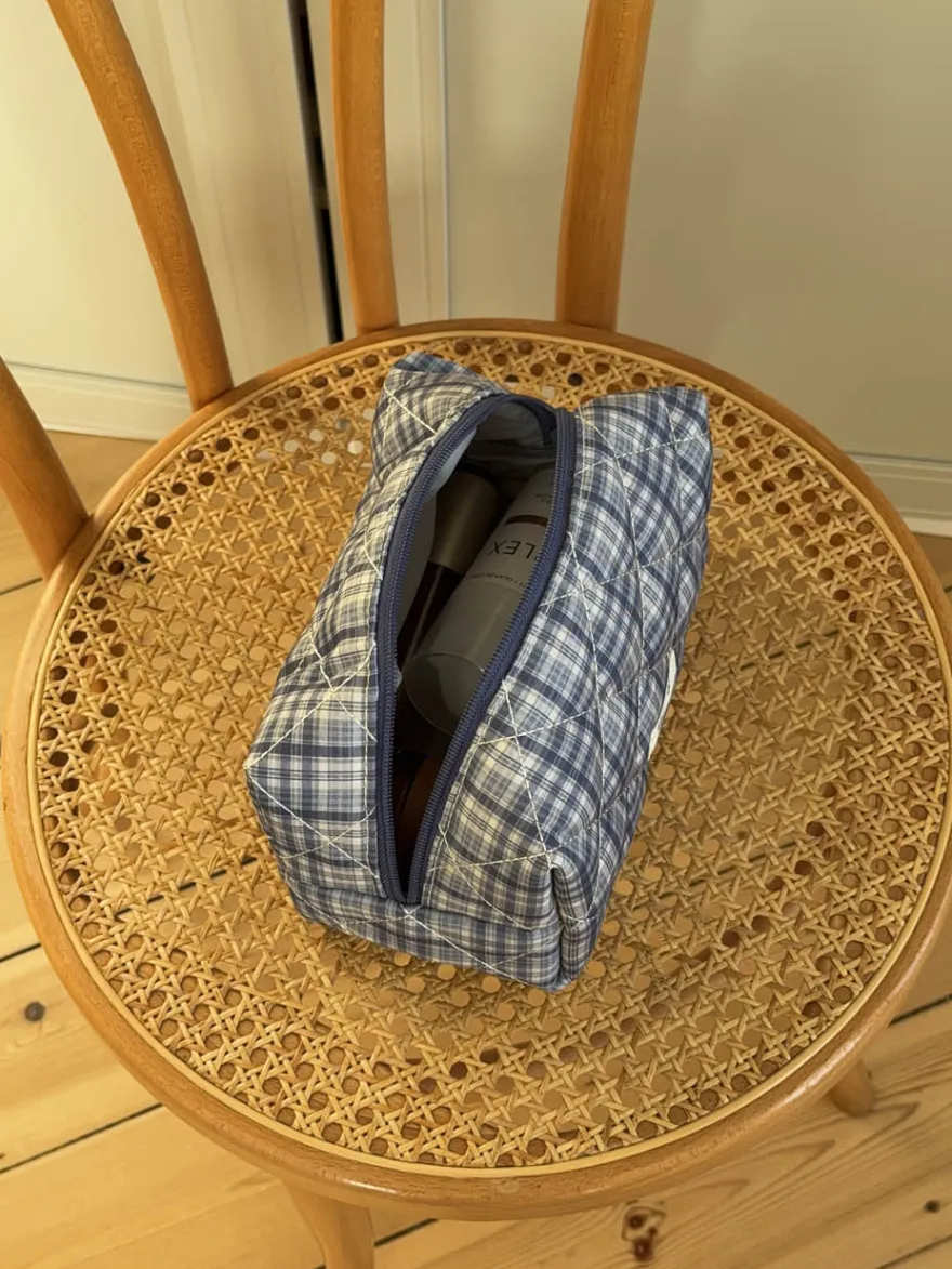 Design By Si Honey lille toilettaske med tern - Blå Sale